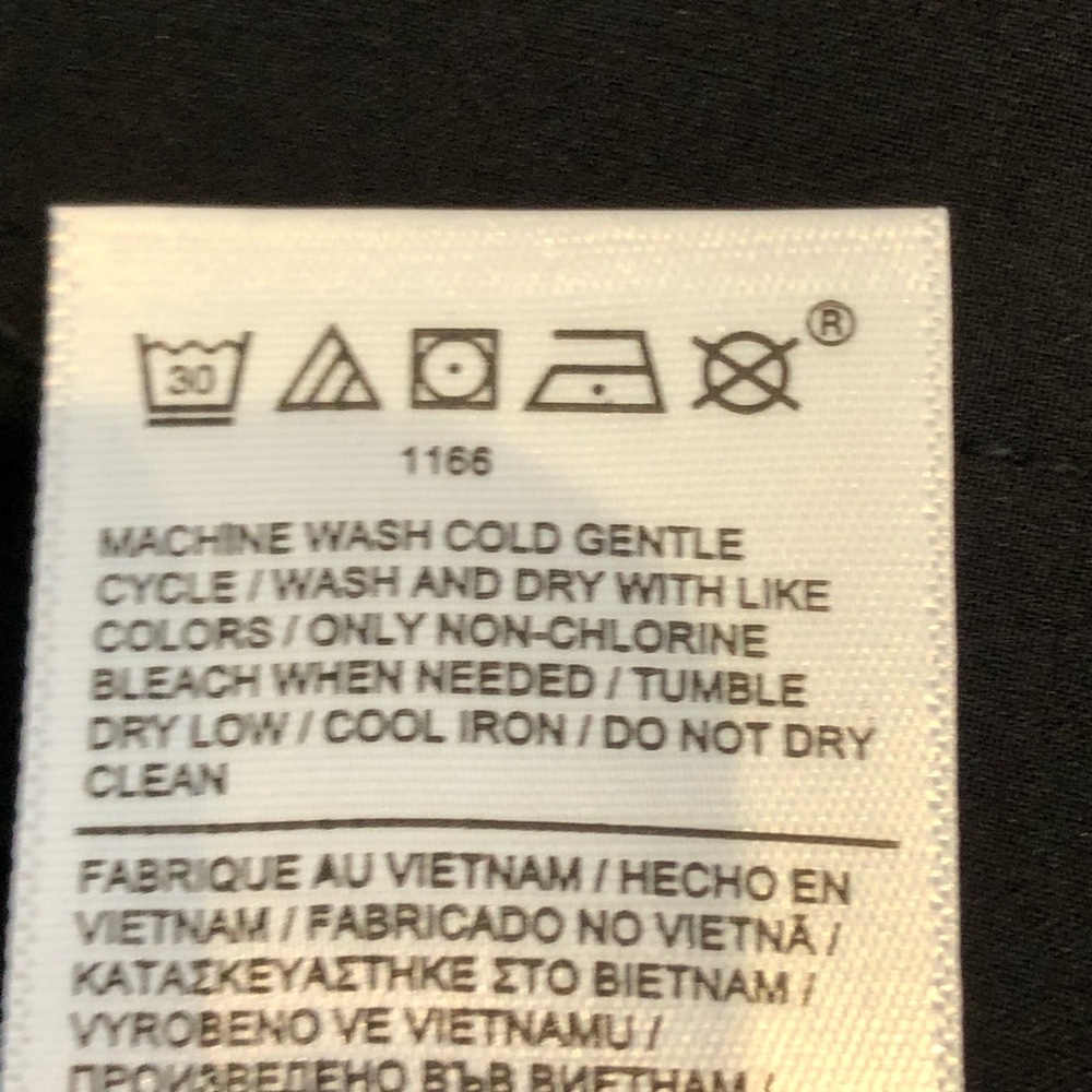 NWOT ATHLETA sS blk sleeveless shirt Hidden button placket Stretch polyester - Picture 4 of 5